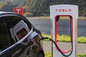 ładowanie samochodu elektrycznego